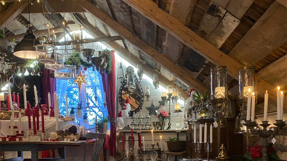 Mysig gårdsbutik med egna alster, nya och gamla saker och Jul året om. Butiken ligger på loftet av ett gammalt magasin.