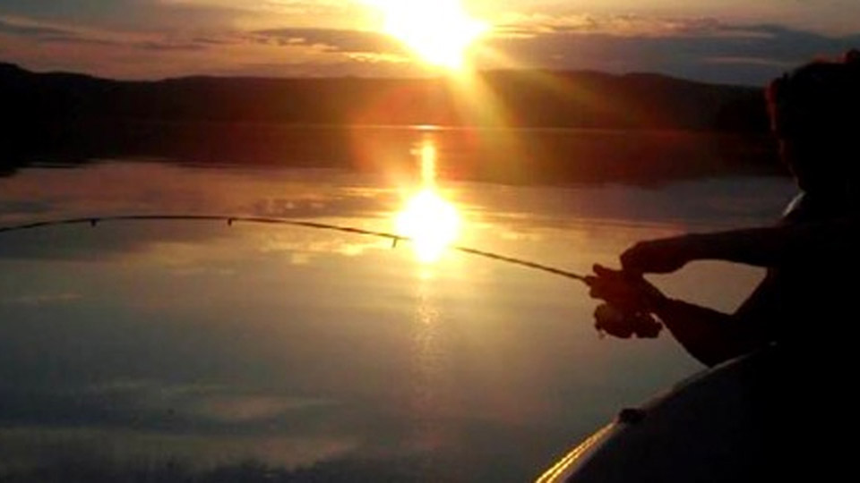 Kvällsfiske i solnedgången i Flagorna Fiskevårdsområde. Med fiskekort kan du fiska i de stora sjösystemen som består av sjöarna Glafsfjorden, Sölje- Stömne- och Björnöflagorna. 