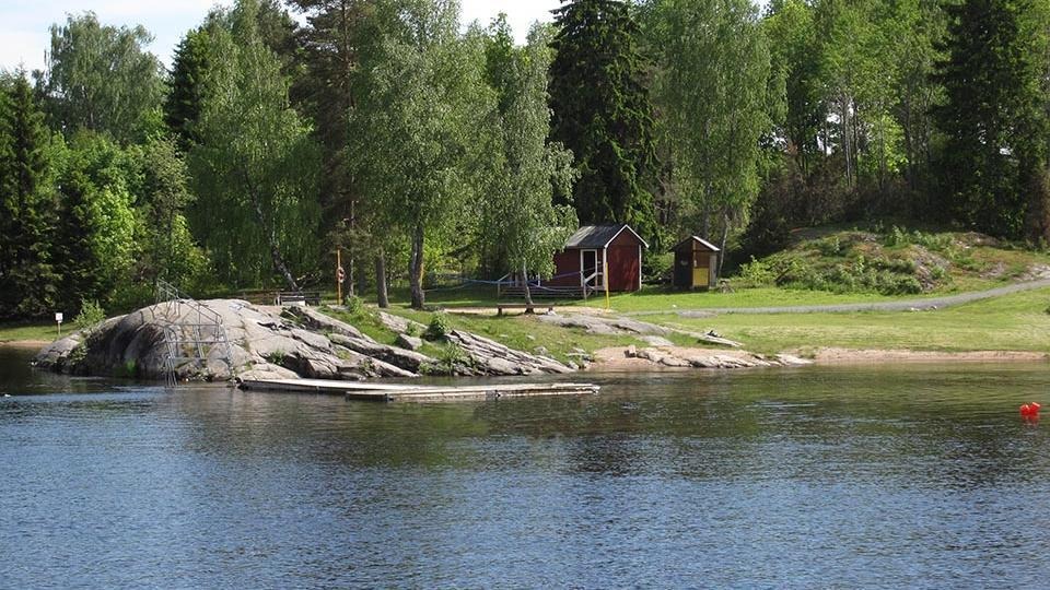 Badplatsen ligger 3 km norr om Säffle på västra sidan, och består av två små sandstränder, gräsmatta och ett litet berg med grillplats på under björkarna. 