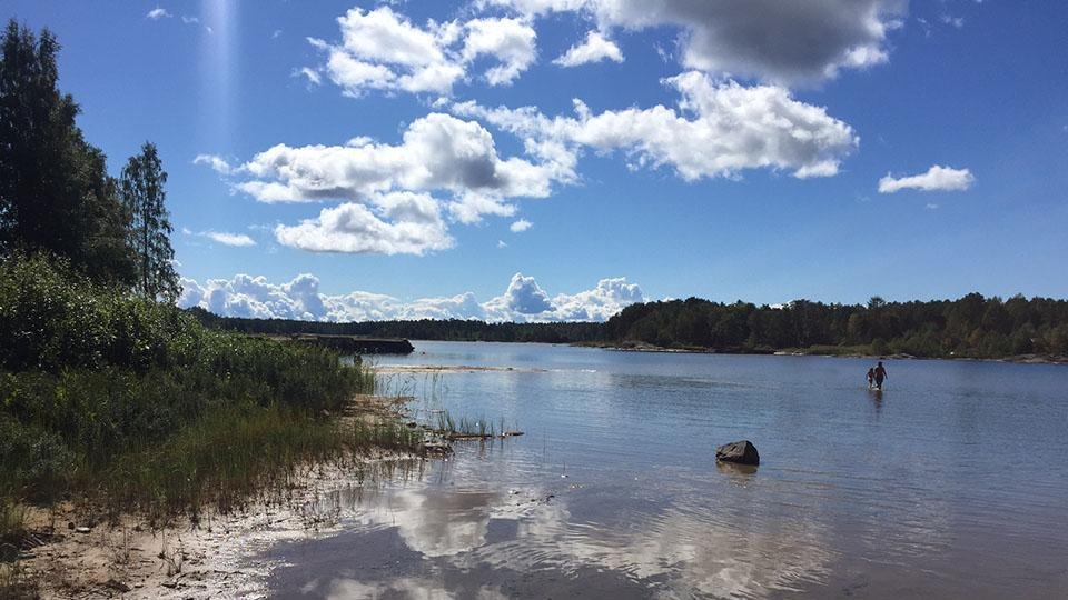 På Värmlandsnäs i Gaperhult hittar du denna fina badplats med sandstrand. 
