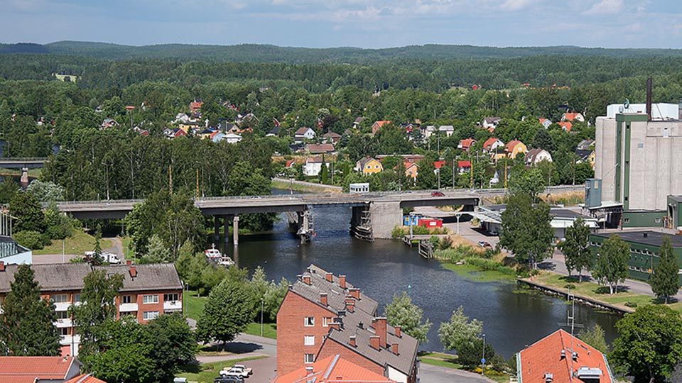 Flygfoto över bron över Byälven, i bakgrunden ligger Rolfserudsholmen. På höger sida syns Lantmännens gamla silo.