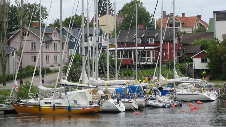 Här är det många båtar som lagt till i Säffle gästhamn. Gästhamnen ligger på gångavstånd till affärer och restauranger i centrum. 