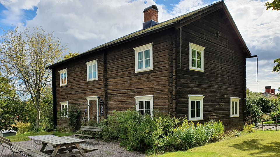 Huset var ursprungligen uppförd cirka 1805 i Djupviken i Östra Kila. Den flyttades och återuppfördes vintern 1930-1931 på nuvarande plats