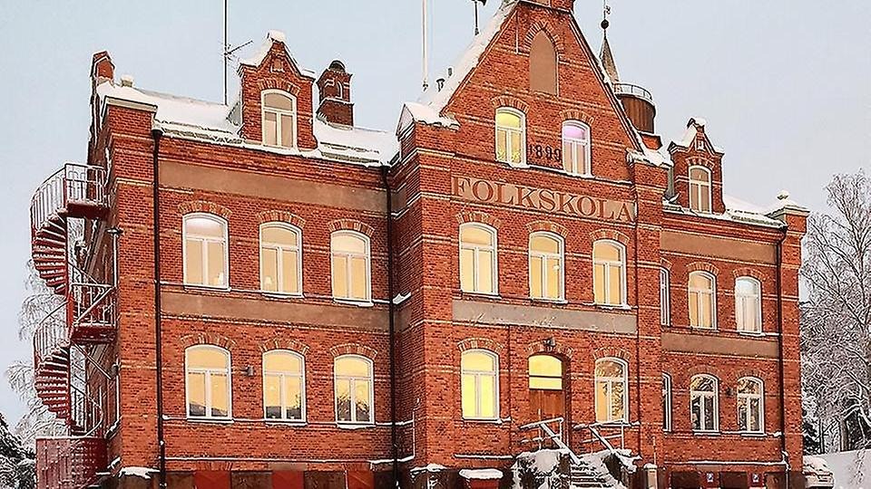 Den vackra Trätälja-skolan i rött tegel är byggd 1899, den gamla skolan är idag Ungdomens Hus.
