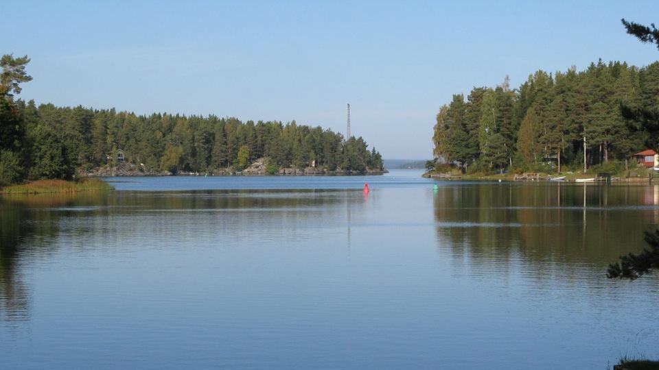 Vy över Harefjorden från en udde nära Säffle stad. Harefjorden har en yta på 15,6 kvadratkilometer och fiskeområdet går ända upp till Högsäter. Via sjön Harefjorden kan du ta båt ända upp till Arvika, Sveriges innersta hamn. 