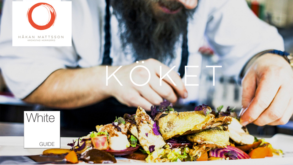 På Krokstad Herrgård serveras smakrik och färgstark mat, boka en weekend eller kväll för en magisk matupplevelse. På bilden lägger kocken de sista ingredienserna på plats innan bordsserveringen.