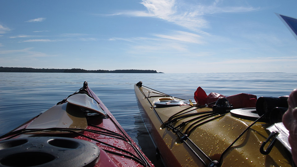 Följ med erfarna och äventyrliga  guider runt i den mest varierande miljön i vatten och på is. Dela upplevelsen med Nordic EcoTours i kajak på sommaren. Foto: Nordic EcoTours