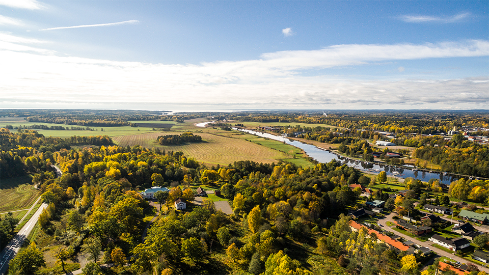 Flygfoto taget från Säffle stad ner mot Värmlandsnäs och Vänern på höger sida i bilden syns Byälven som rinner ut i Vänern. Längst bort i bilder ser man Vänern som breder ut sig. 