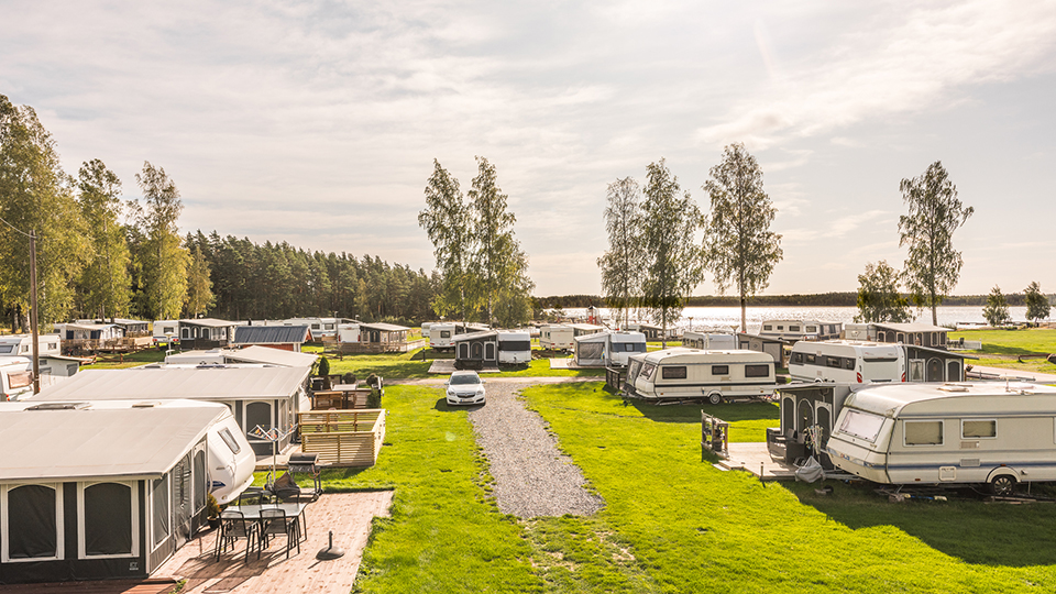 Duse Uddes välskötta campingen ligger vid en av Vänerns vackraste stränder, det finns både barnvänliga sandstränder och mysiga klippor för dig som älskar att bada.