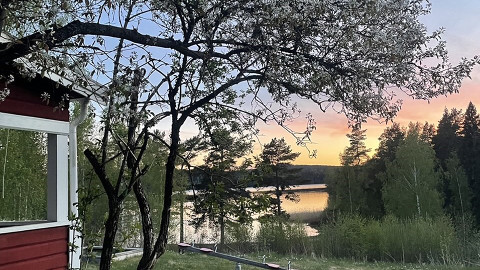 Foto på Finnsjön taget från Hotell Vildmarken, det syns en liten bit av altanen vid boendet. Här har du nära till bad och naturupplevelser, det finns flera vandringsleder och naturreservat i närområdet.