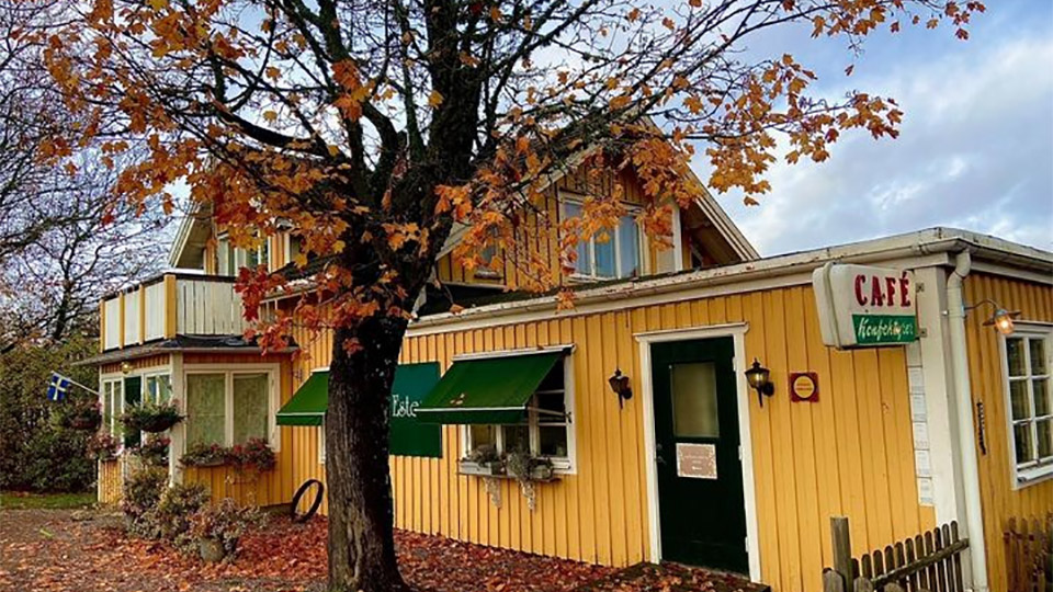 Det gula huset är ett signum för Esters Café som ligger mitt i hjärtat av Långserud, Värmland. Njut av kaffe i trädgården med goda kakor eller av en glass-skapelse.