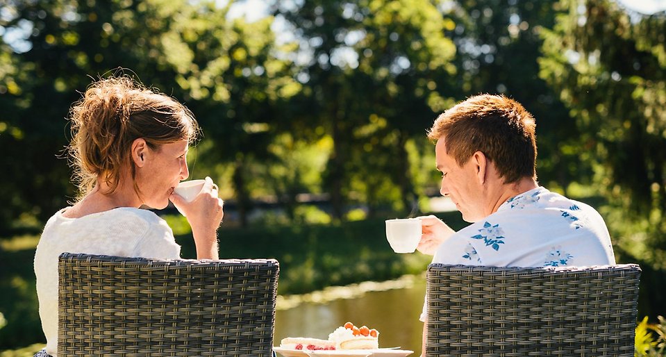 Gör som detta par, ta med kaffet ut i trädgården. Caféet ligger i det vackra kanalområdet med ett läge precis intill Säffle kanal. 