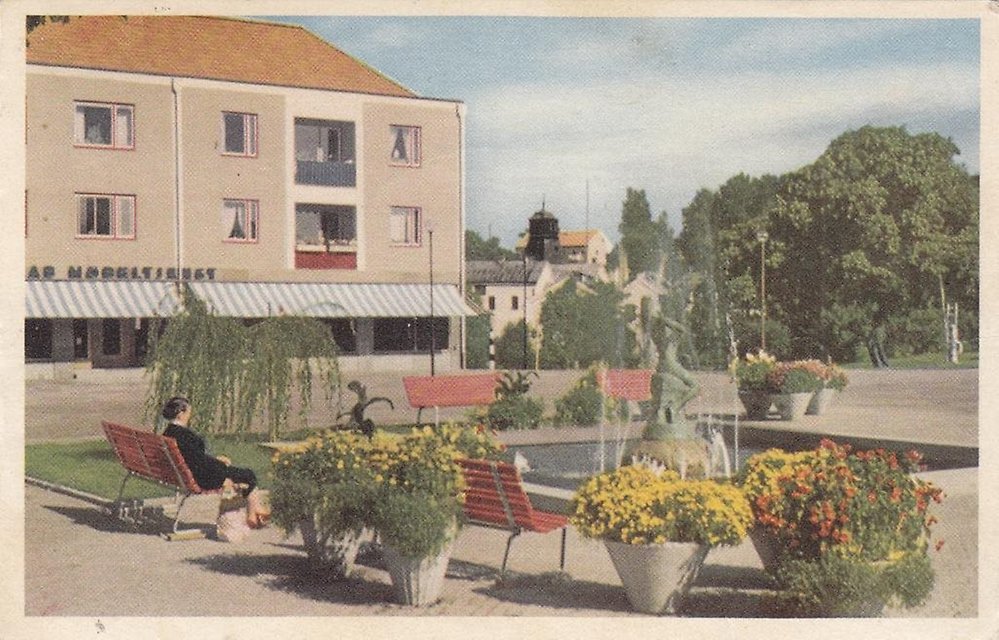 Gammalt vykort i färg som visar Kanaltorget och Näckenstatyn