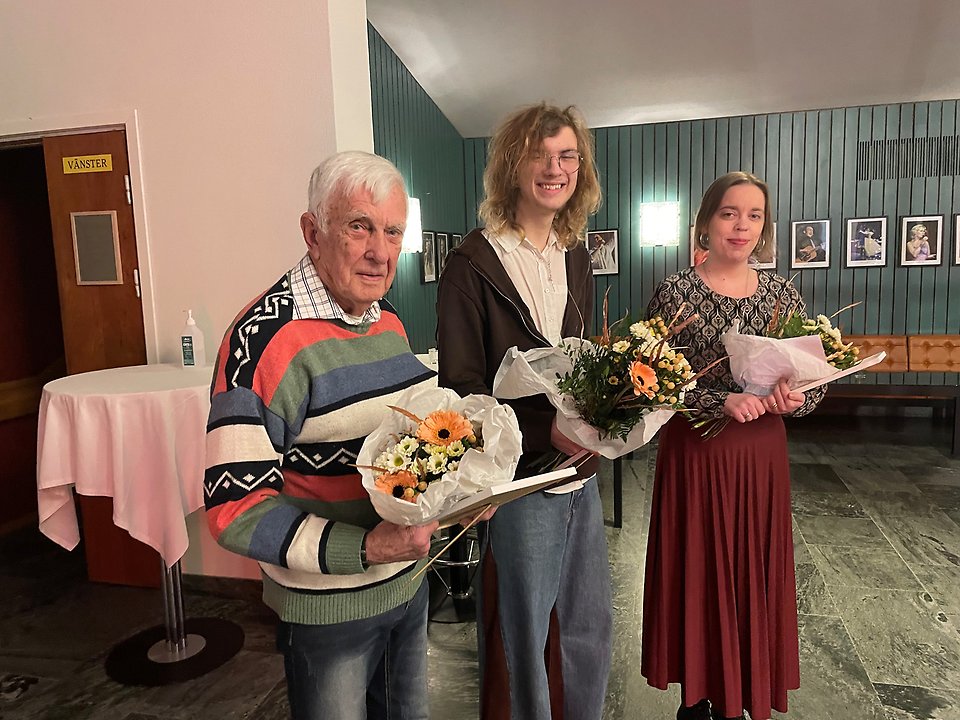 Vinnarna av kulturpriset samt vinnare av kulturstipendiet med blommor och diplom